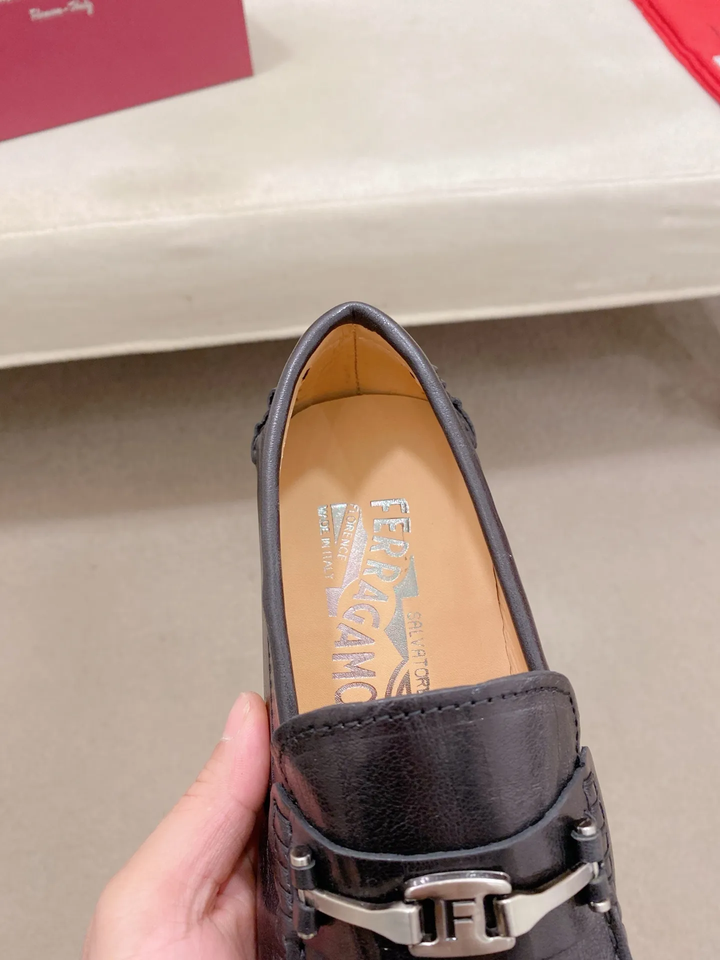 Factory price: 540💰High-end quality! Ferragamo🆕🆕Exclusive hot-selling products in stock🔥🔥New products on the shelves, high-quality Ferragamo men's pea shoes, high-end casual driving shoes, with complete packaging! 💪 💪 Material: imported first-layer cowhide 🐂 + imported high-quality water-dyed cowhide lining + wear-resistant outsole 👍🏻👍🏻 Features: high-end and comfortable, purely handmade 🚀 🚀 Create the perfect shoe that suits you best 🔥 🔥 Size: (38-44) 45 standard size can be customized!